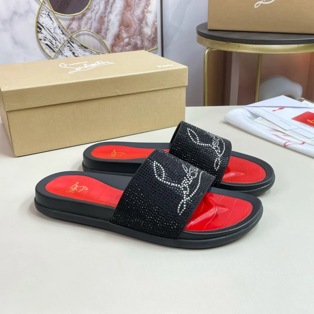 [CL red sole shoes] P: 340💰 size 38-45 Men’s classic slippers, made on the official website 1:1, the original factory specializes in original materials ➖ OEM 3D printed patterns, all hand-made with hot-drilled diamonds ➖ Ultra-light anti-slip outsole. Super fashionable and super comfortable, handsome on the feet, a must-have for men in summer! !